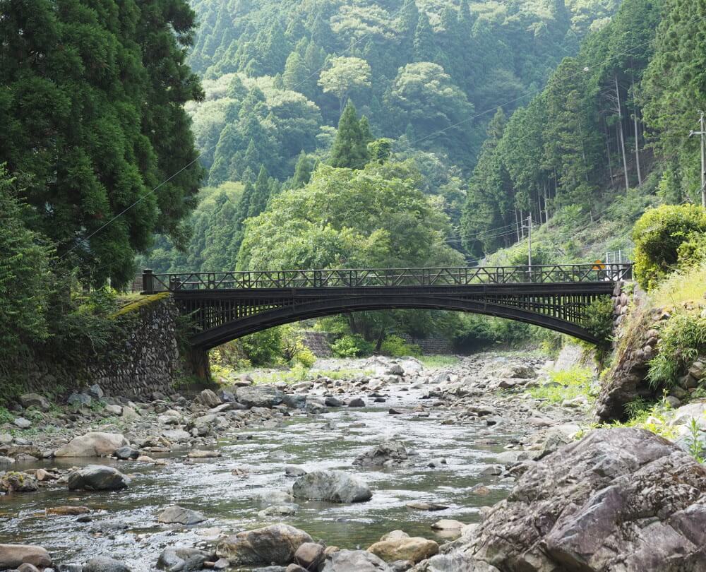 Le pont en fonte de Mikobata