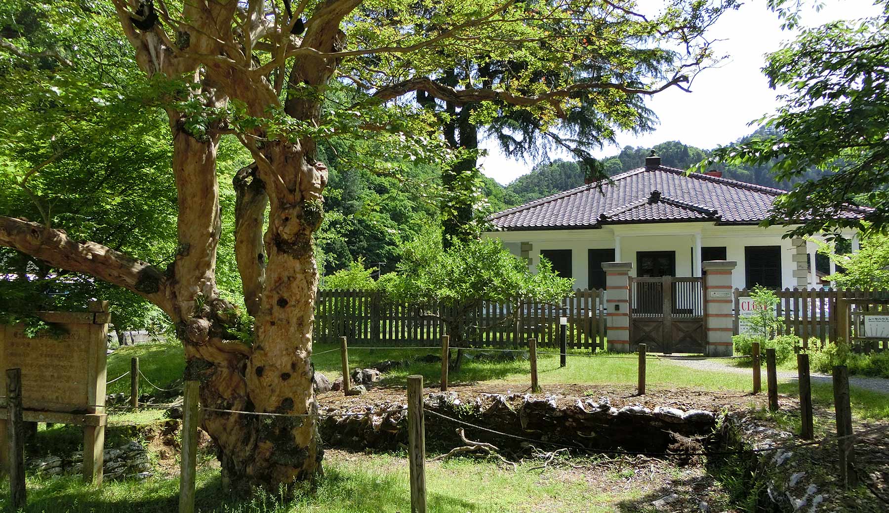 L'ancien site de traitement du minerai de Mikobata